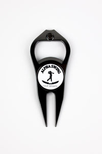 Vorderansicht der 3-in-1 Golf Pitchgabel in Schwarz von Alpha Swing. Enthält Pitchgabel, Ballmarker und Flaschenöffner