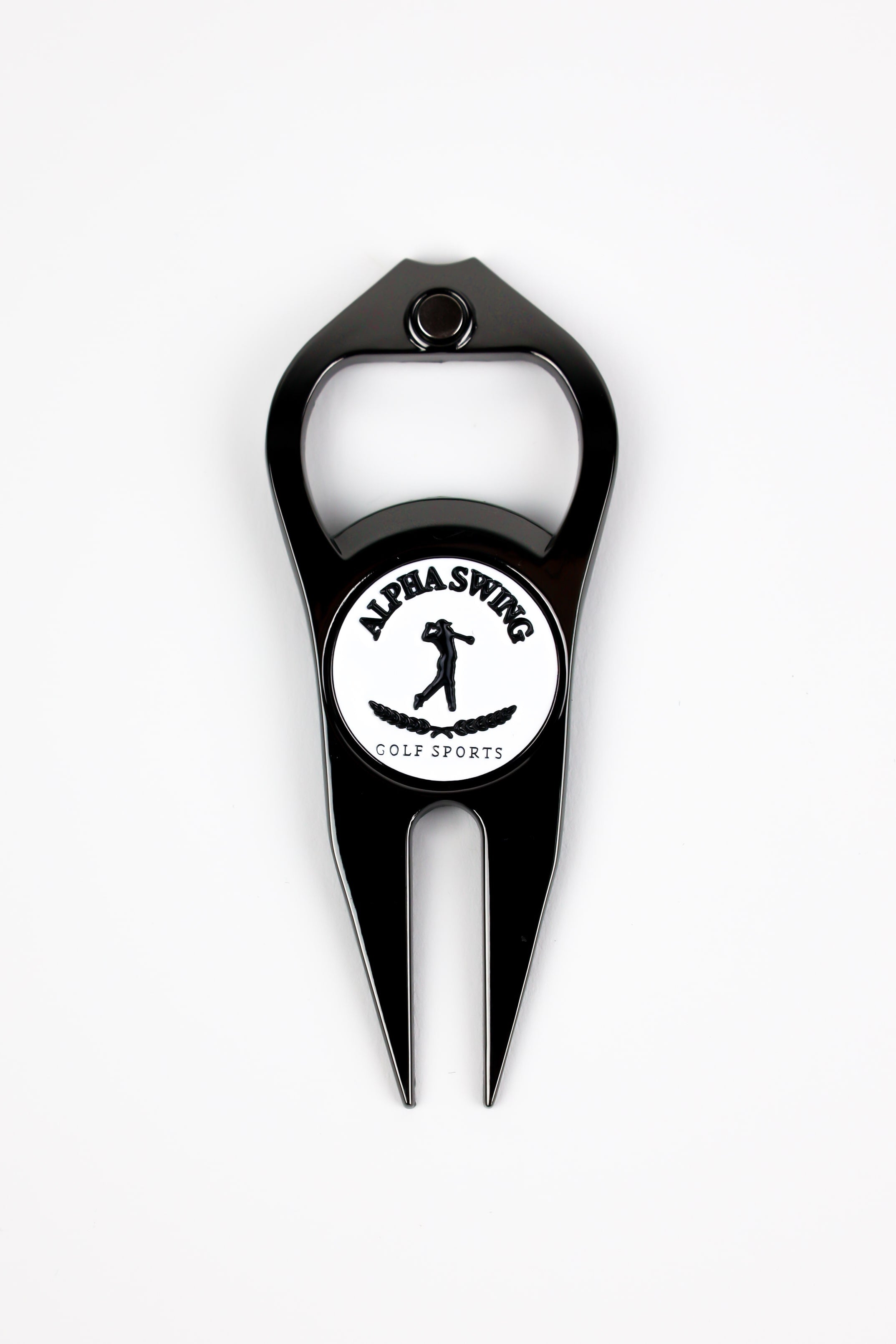 Vorderansicht der 3-in-1 Golf Pitchgabel in Schwarz von Alpha Swing. Enthält Pitchgabel, Ballmarker und Flaschenöffner