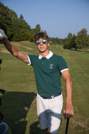 Detailaufnahme des männlichen Models im forest-grünen Alpha Swing Polo auf dem Golfplatz. Das Bild hebt die hochwertige Textur und den modernen Stil des Polos hervor.