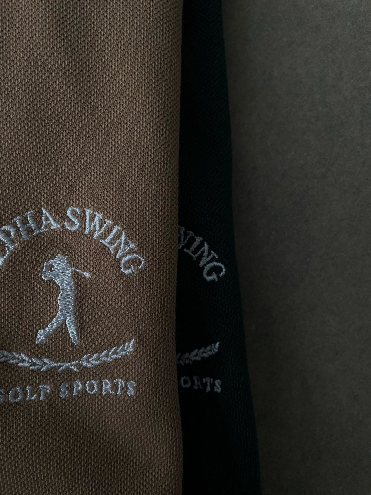 Detailaufnahme der Polo-Shirts mit Alpha Swing Logo.