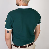 Männliches Modell trägt Forest Green Polo Shirt Rückansicht