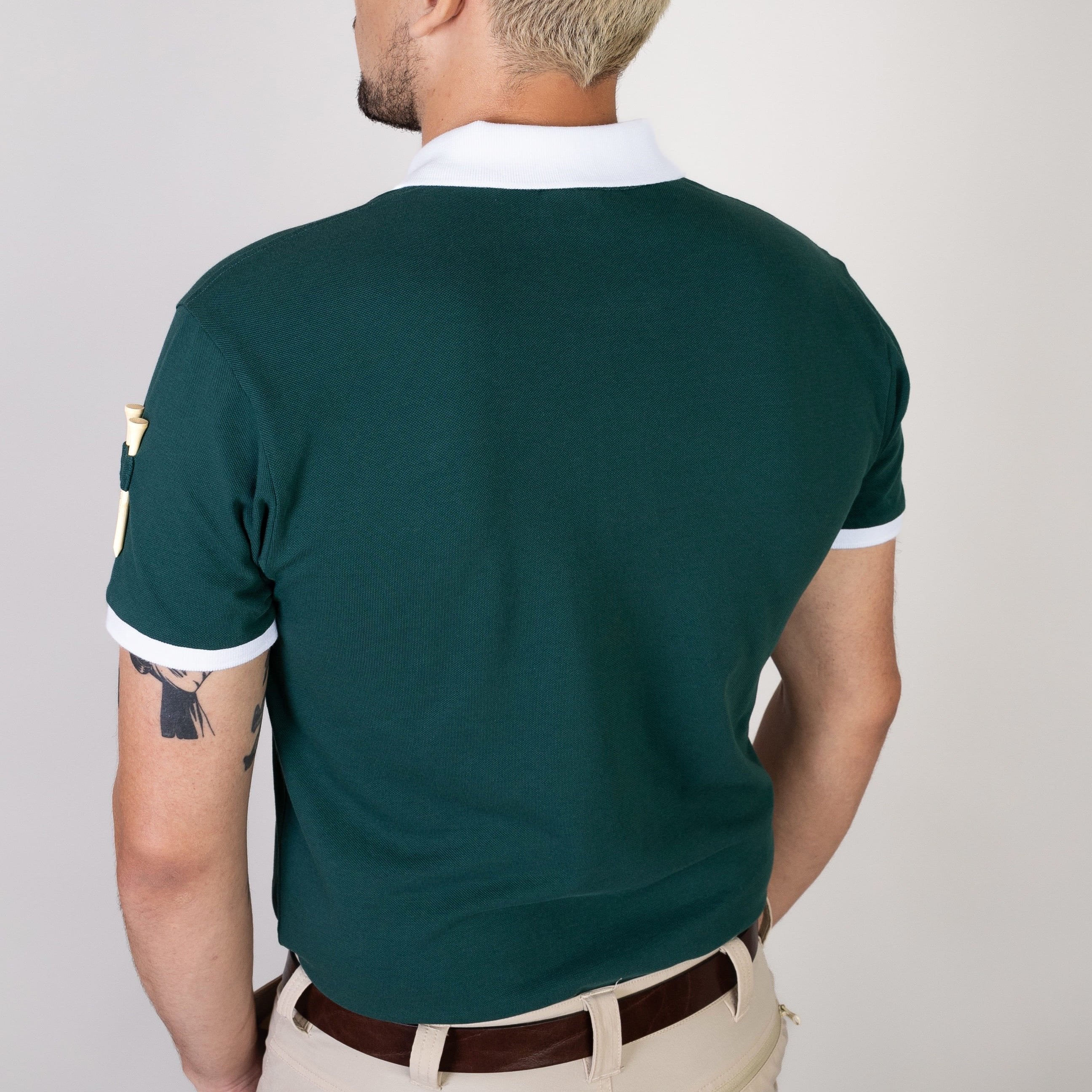 Männliches Modell trägt Forest Green Polo Shirt Rückansicht