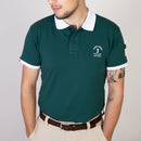 Männliches Modell trägt Forest Green Polo Shirt Vorderansicht