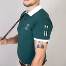 Männliches Modell trägt Forest Green Polo Shirt Seitenansicht