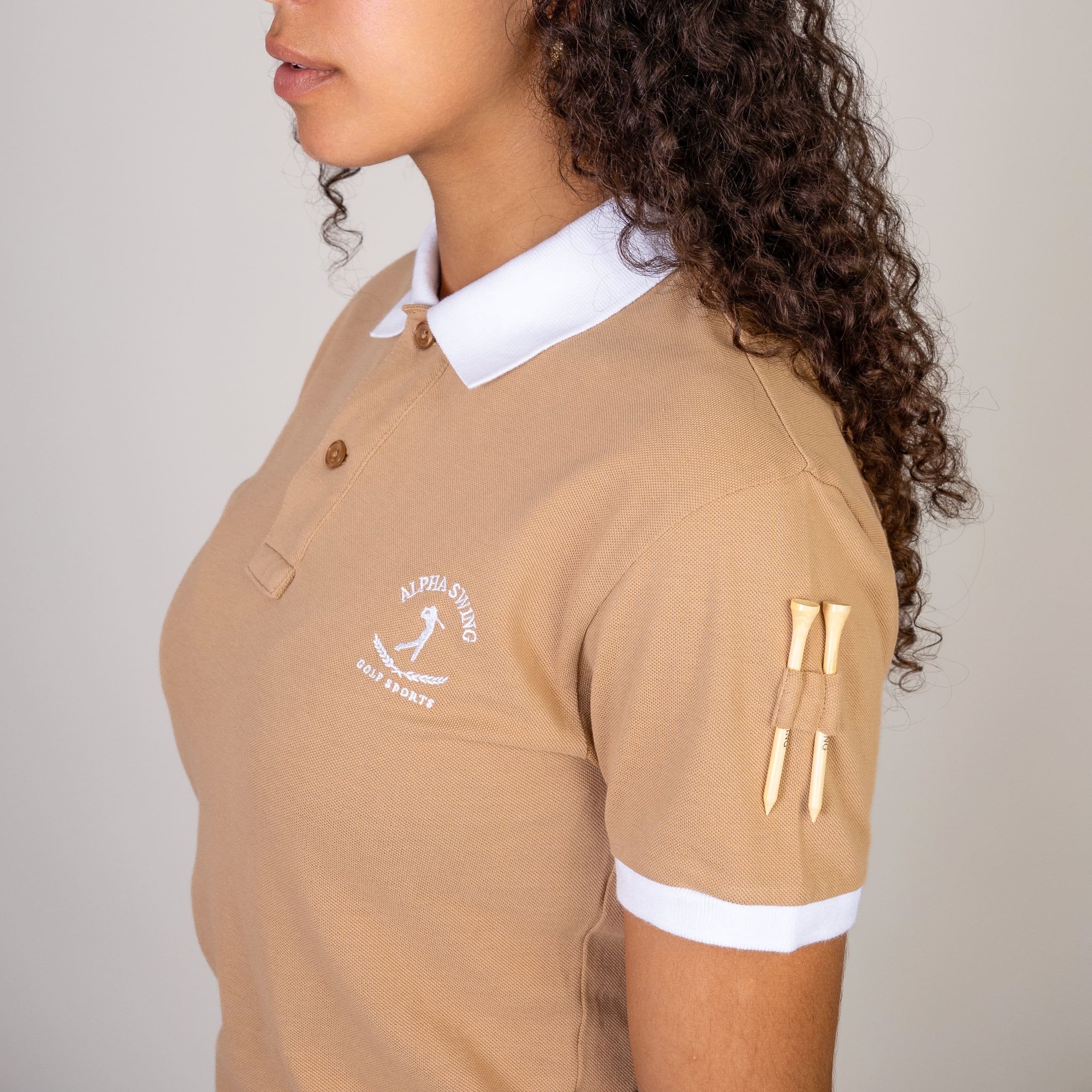 Weibliches Modell trägt Sand Beige Polo Shirt - Seitenansicht