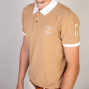 Männliches Modell trägt Sand Beige Polo Shirt - zusätzliche Perspektive 1