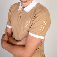 Männliches Modell trägt Sand Beige Polo Shirt - Vorderansicht